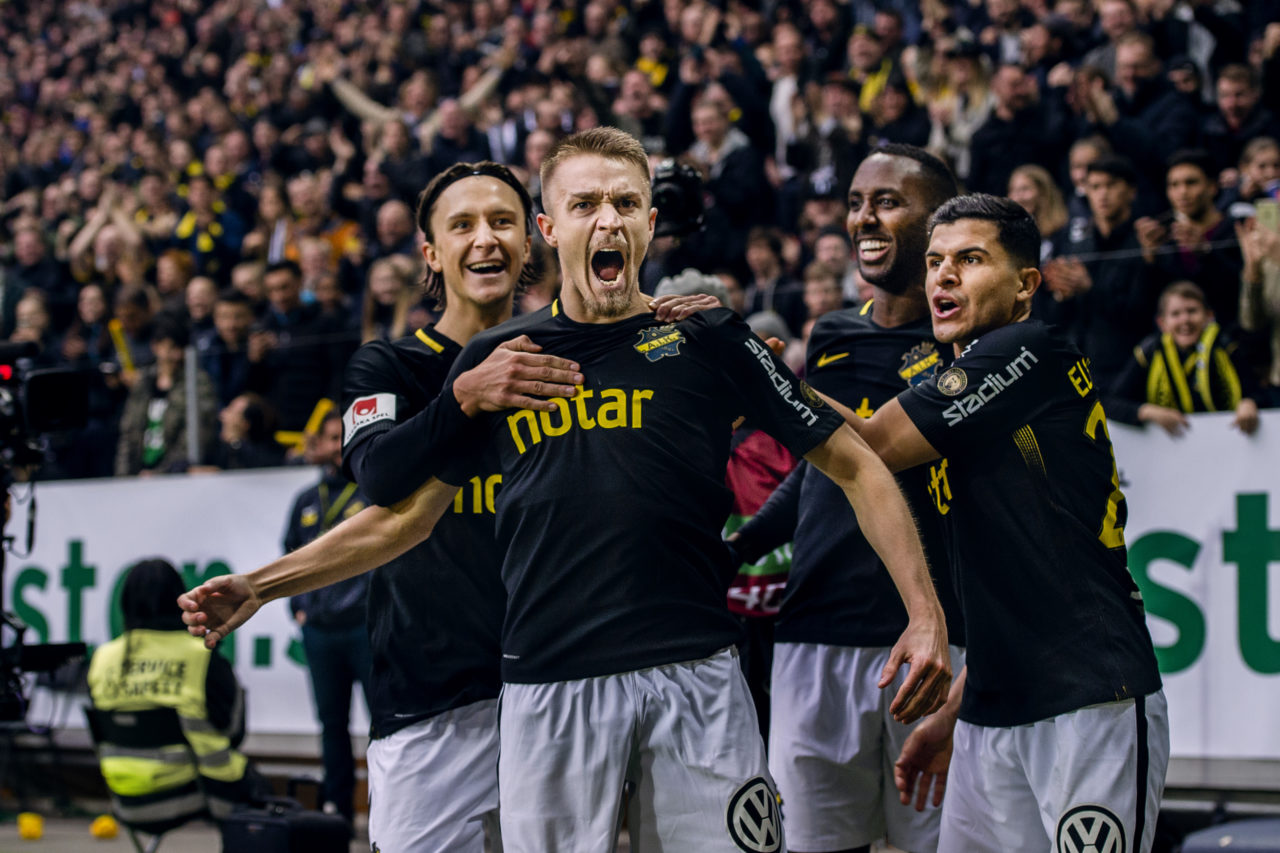 180415 AIK:s Rasmus Lindkvist jublar med Kristoffer Olsson , Henok Goitom och Tarik Elyounoussi efter 1-0 under fotbollsmatchen i Allsvenskan mellan AIK och Djurgrden den 15 april 2018 i Stockholm.
Foto: Simon Hastegrd / Bildbyrn / Cop 118